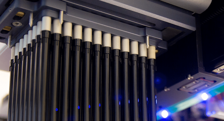 Laboratory machine with multiple rows of pipette tips