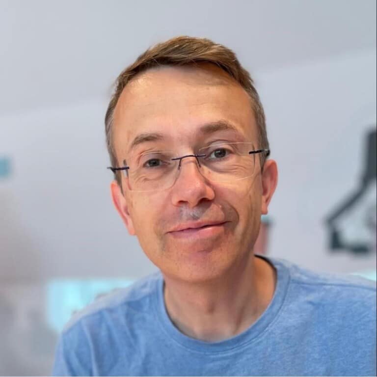 Professional headshot photo of Dr Richard Leggett