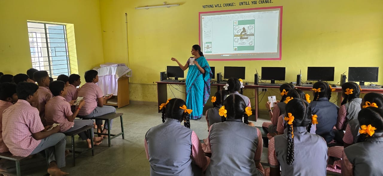 Dr Revathy Krishnamurphi presenting in front of a group of schoolchildren in India